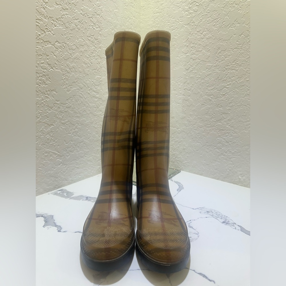 Burberry Black Textured Sole - Picture 7 of 7